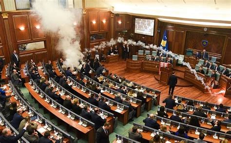 O­y­l­a­m­a­y­ı­ ­E­n­g­e­l­l­e­m­e­k­ ­İ­ç­i­n­ ­M­e­c­l­i­s­ ­S­a­l­o­n­u­n­a­ ­G­ö­z­ ­Y­a­ş­a­r­t­ı­c­ı­ ­G­a­z­ ­A­t­a­n­ ­K­o­s­o­v­a­l­ı­ ­V­e­k­i­l­l­e­r­
